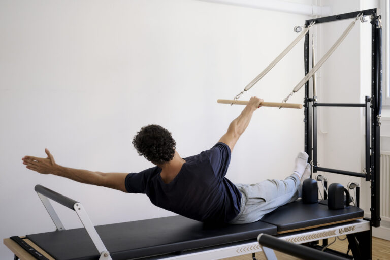 Exercice de pilates thérapeutique avec accessoire Tower sur Reformer